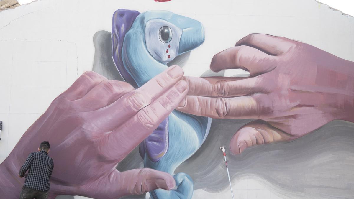 Uno de los artistas que participa en el Festival Internacional de Arte Urbano de Los Alcázares