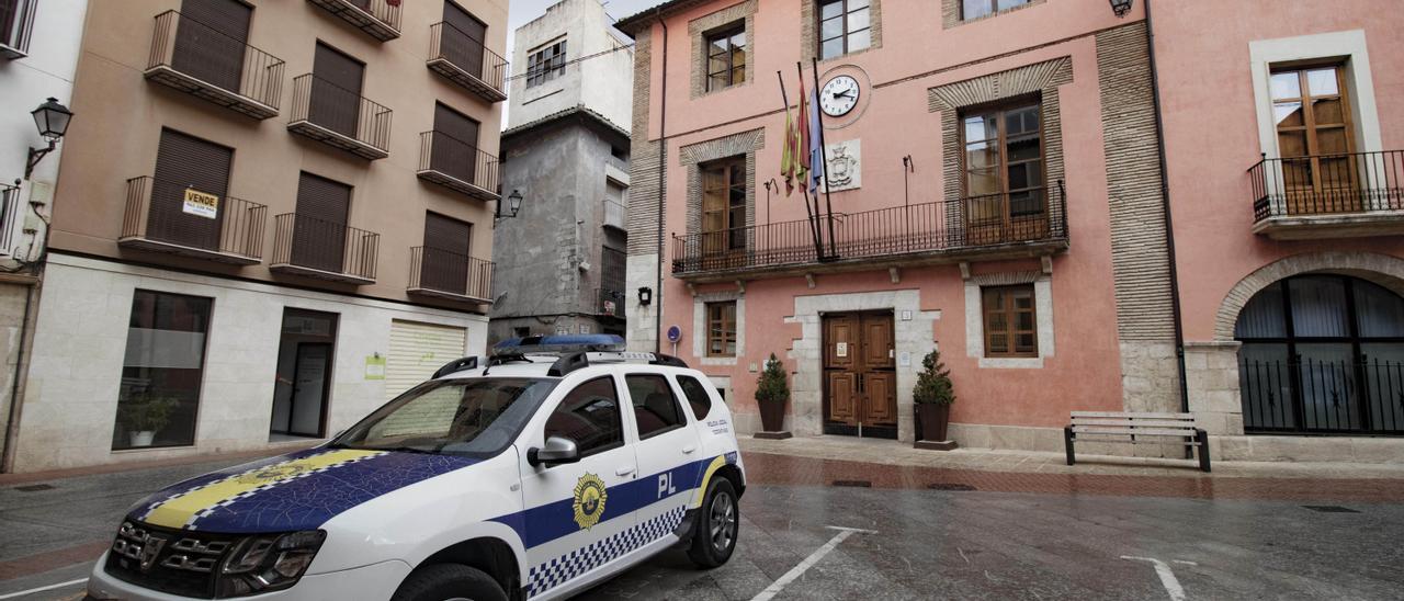 Vehículo de la Policía Local de Cocentaina, cuerpo que intervino en la asistencia a la víctima del accidente laboral.