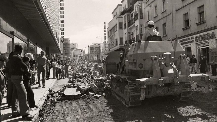 Obras en la calle Mármoles a mediados de los 70. Al fondo a la derecha, fachada del cine Avenida.