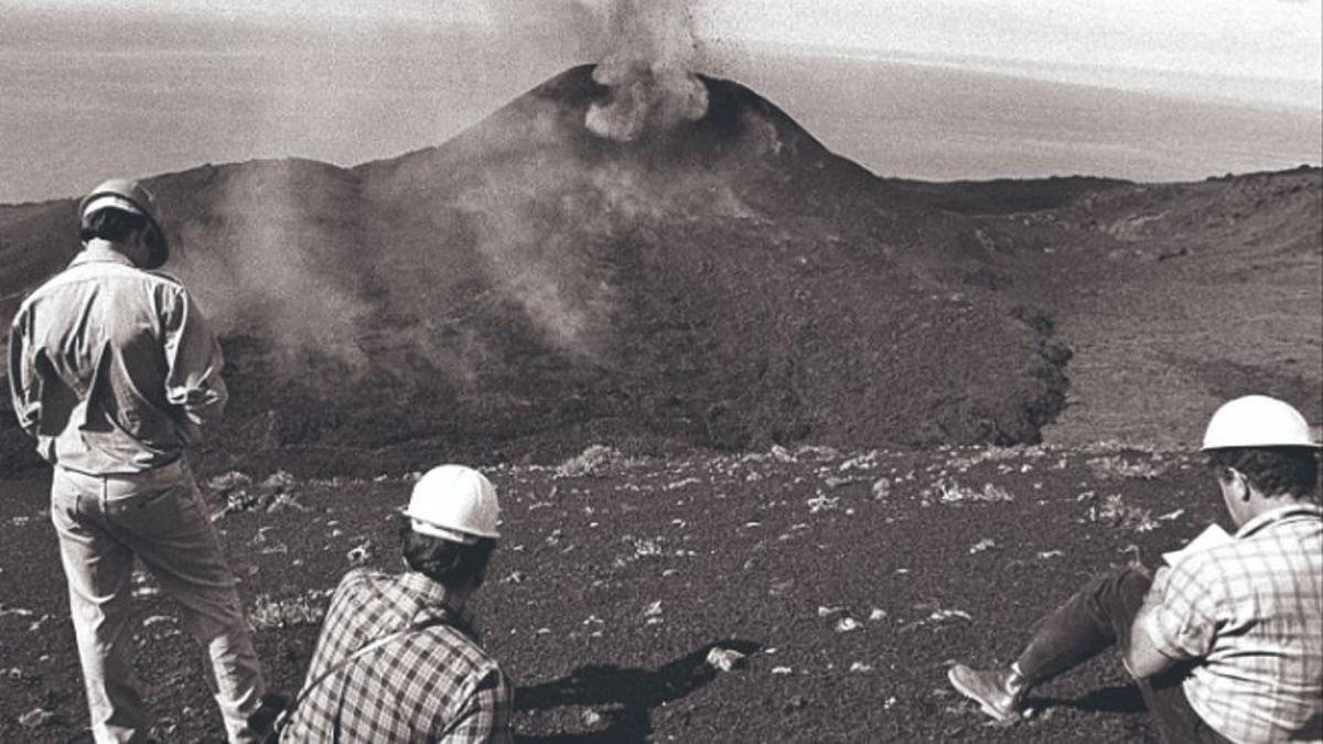 Imagen captada durante la erupción del Teneguía, en La Palma, en 1971.