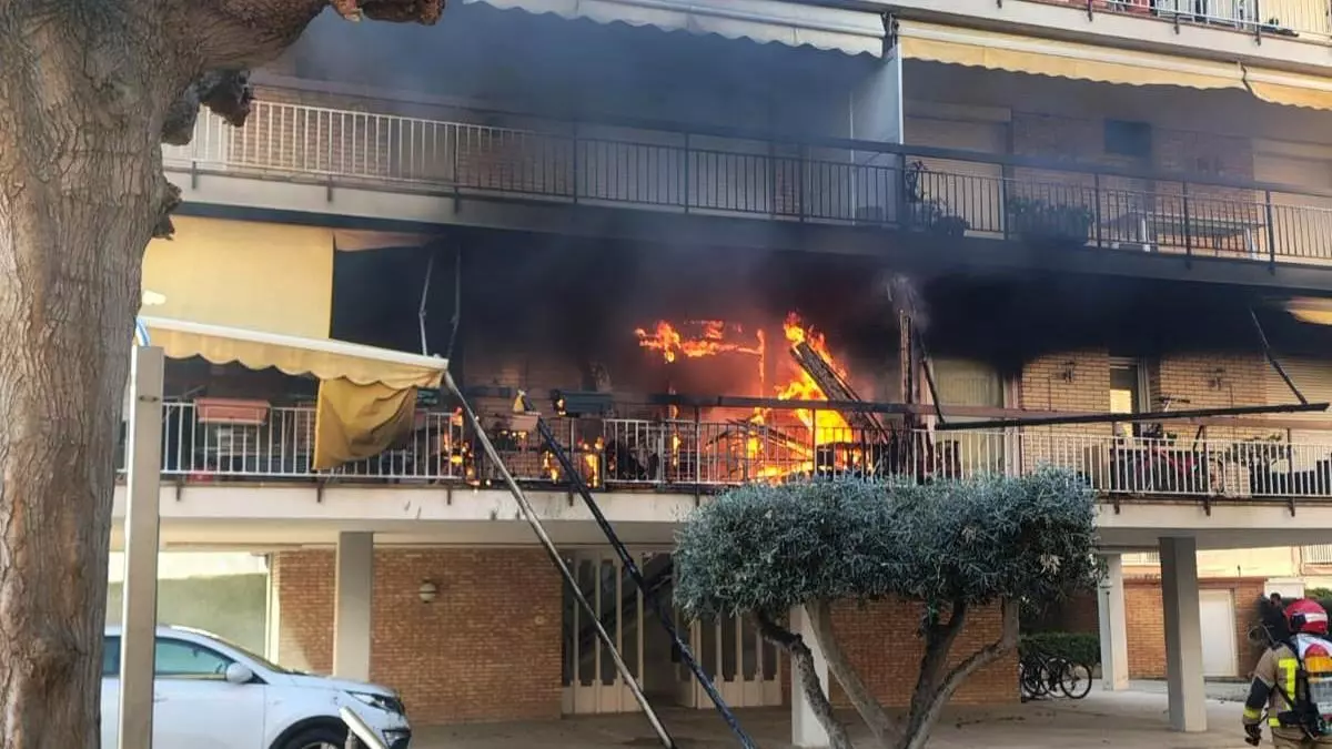Un incendio obliga a realojar a los residentes de un piso en el barrio costero de Gavà