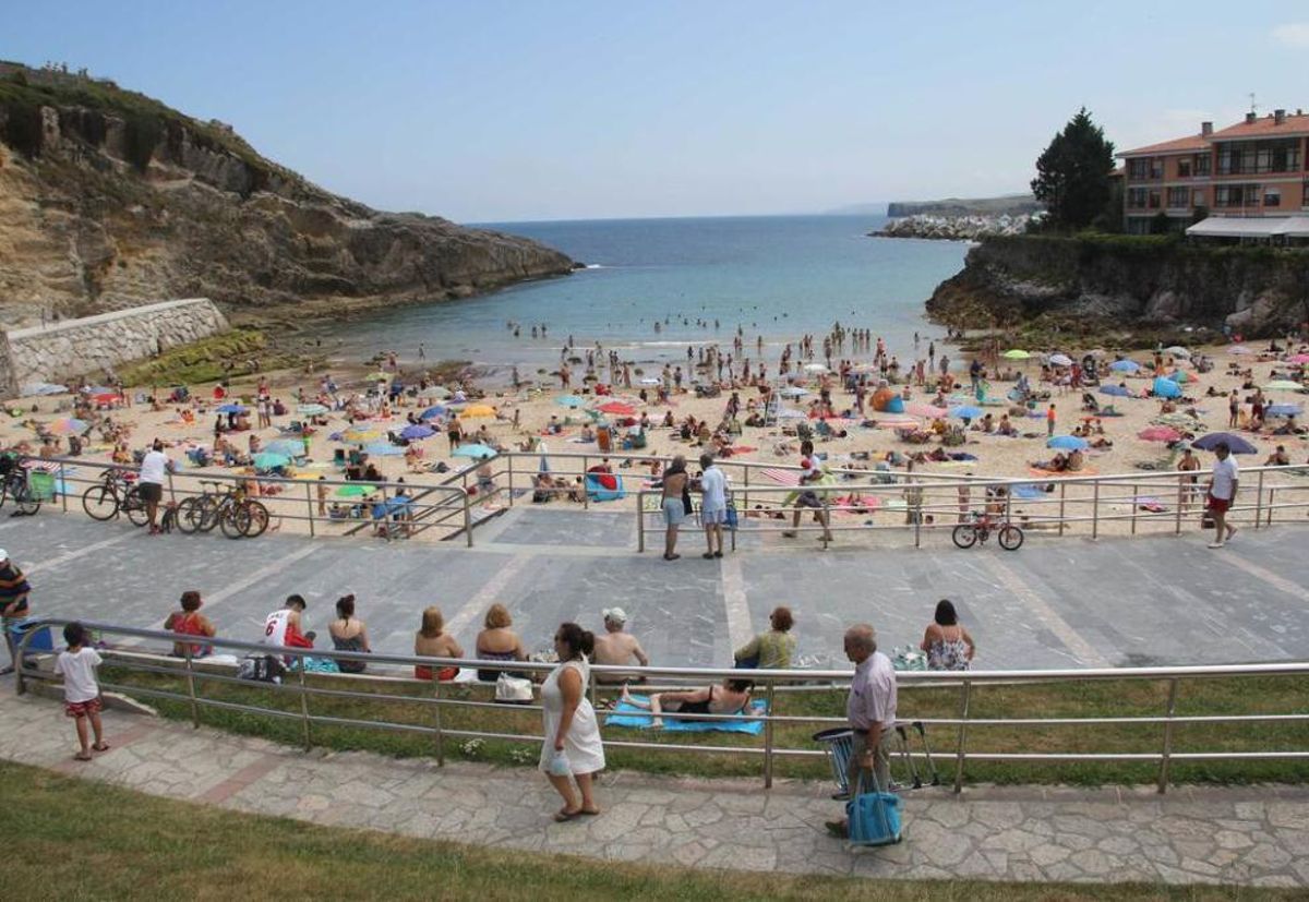 La playa de El Sablón, en Llanes, en una imagen tomada la semana pasada.