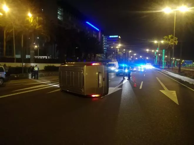 Vuelco frente al Hospital Insular
