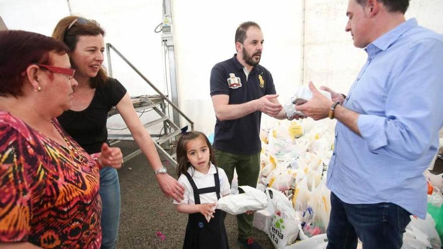 Por la izquierda, Fátima Fernández, María Campa, María Peralta, Jacobo Campa y José Luis González, ayer, durante la entrega del bollo solidario.