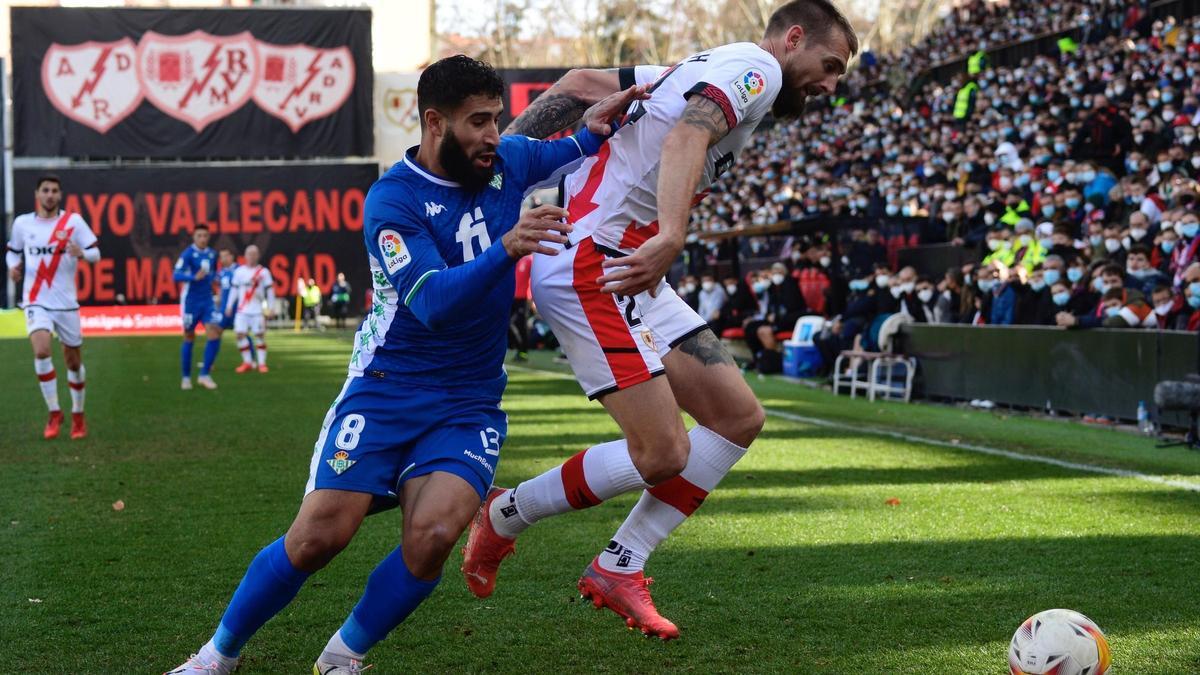 Los jugadores del Rayo Vallecano celebran su primer gol ante el Betis durante el partido de la jornada 20 de LaLiga Santander de fútbol disputado en el Estadio de Vallecas, en Madrid. EFE/Víctor Lerena