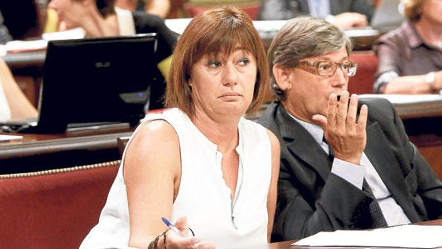 Los socialistas Francina Armengol y Vicenç Thomàs, durante el pleno del Parlament.
