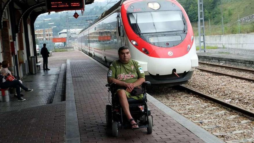 José Antonio Arbiza, en la estación de Renfe de Sama.