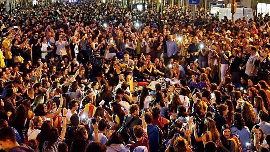 Milers de persones es van aplegar a Jardinets de Gràcia convocats a una manifestació lúdica i pacífica pels CDR