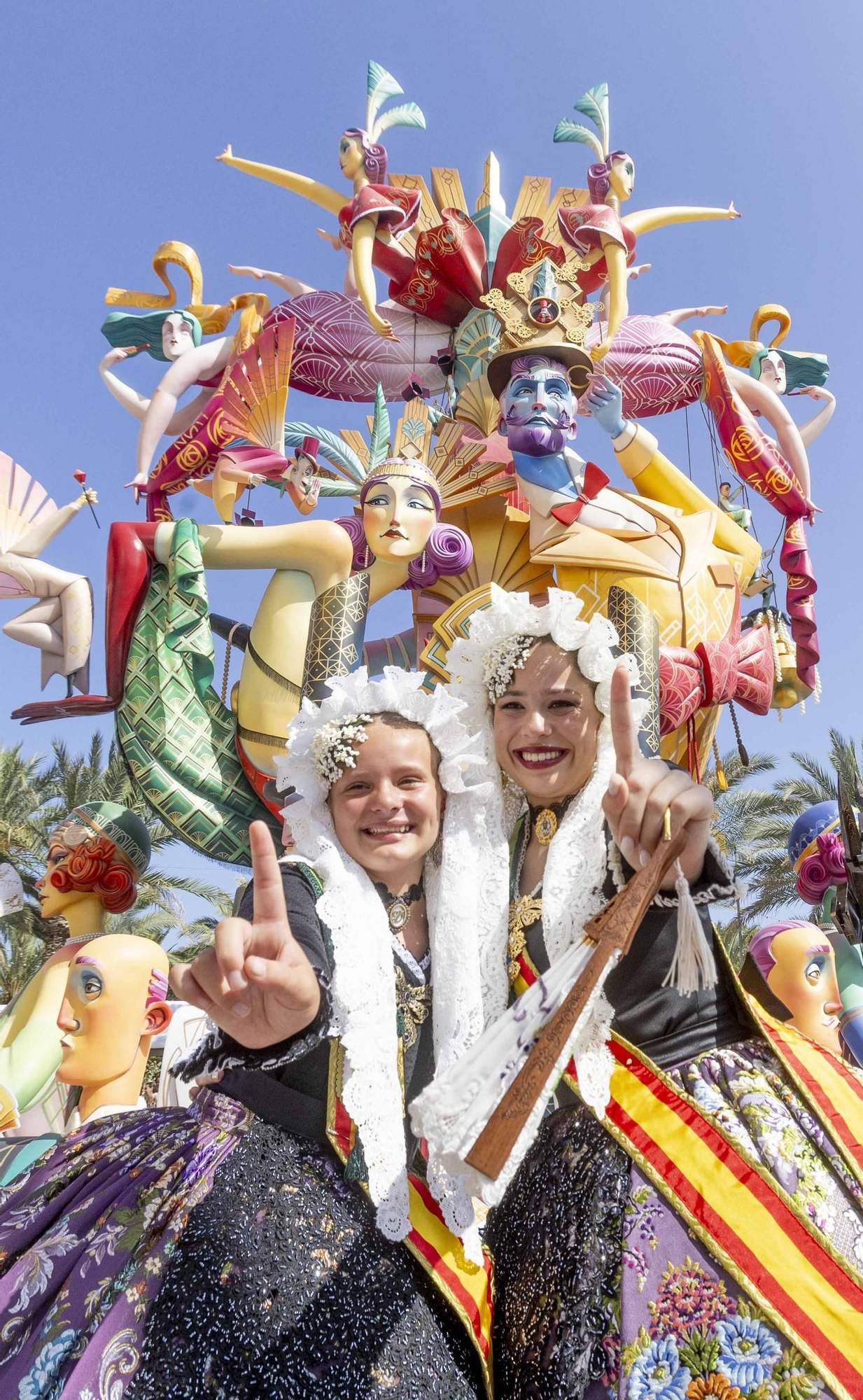 Baver - Els Antigons gana por primera vez el premio a la mejor hoguera de Alicante