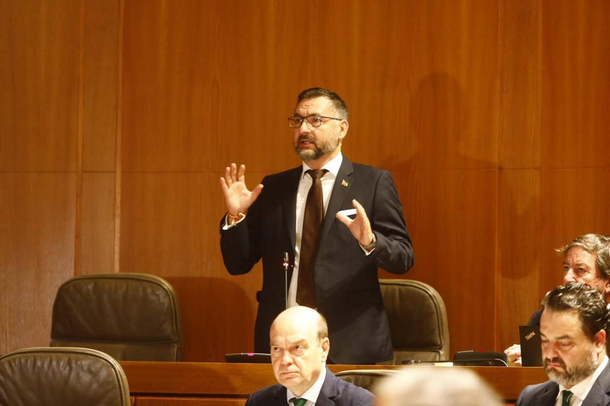 El diputado de Vox, Fermín Civiac, toma la palabra para aclarar sus palabras respecto al holocausto.