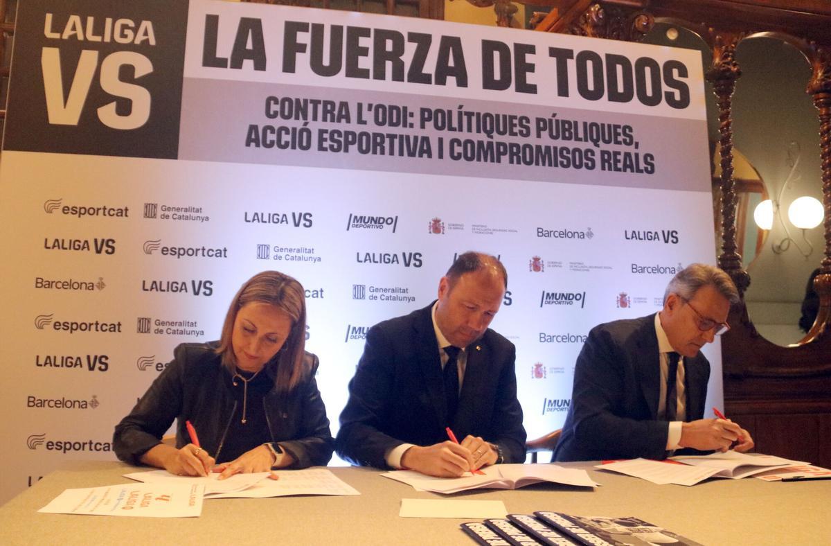 La firma del convenio con la consellera Eva Menor, el conseller Berni Álvarez y el representante de LaLiga, José Antonio Montero.