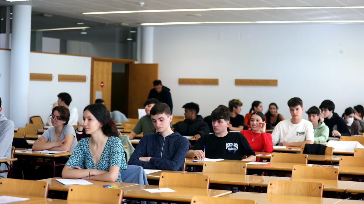 Estudiantes en los exámenes del primer día de la ABAU en A Coruña.