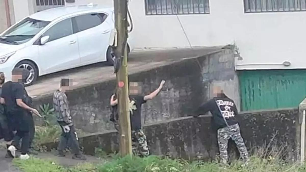 Participantes en una ‘rave’ celebrada en Santiago en abril.