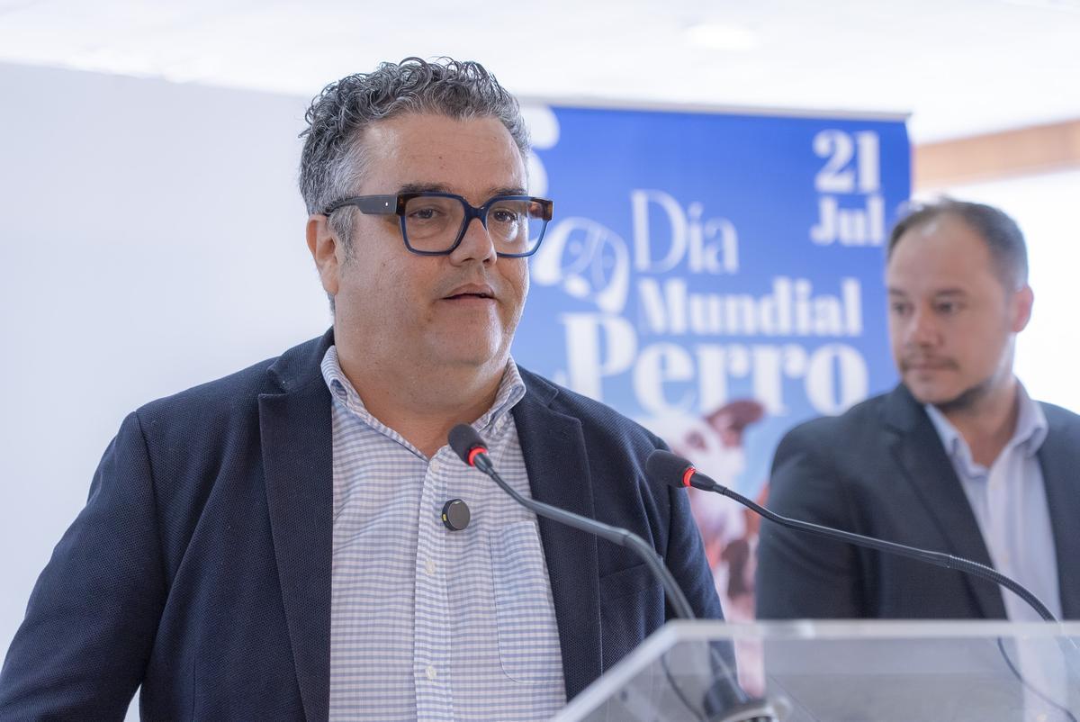 Armando Santana y Ginés González, este lunes, en el Cabildo de Lanzarote durante la presentación de los actos por el Día Internacional del Perro.