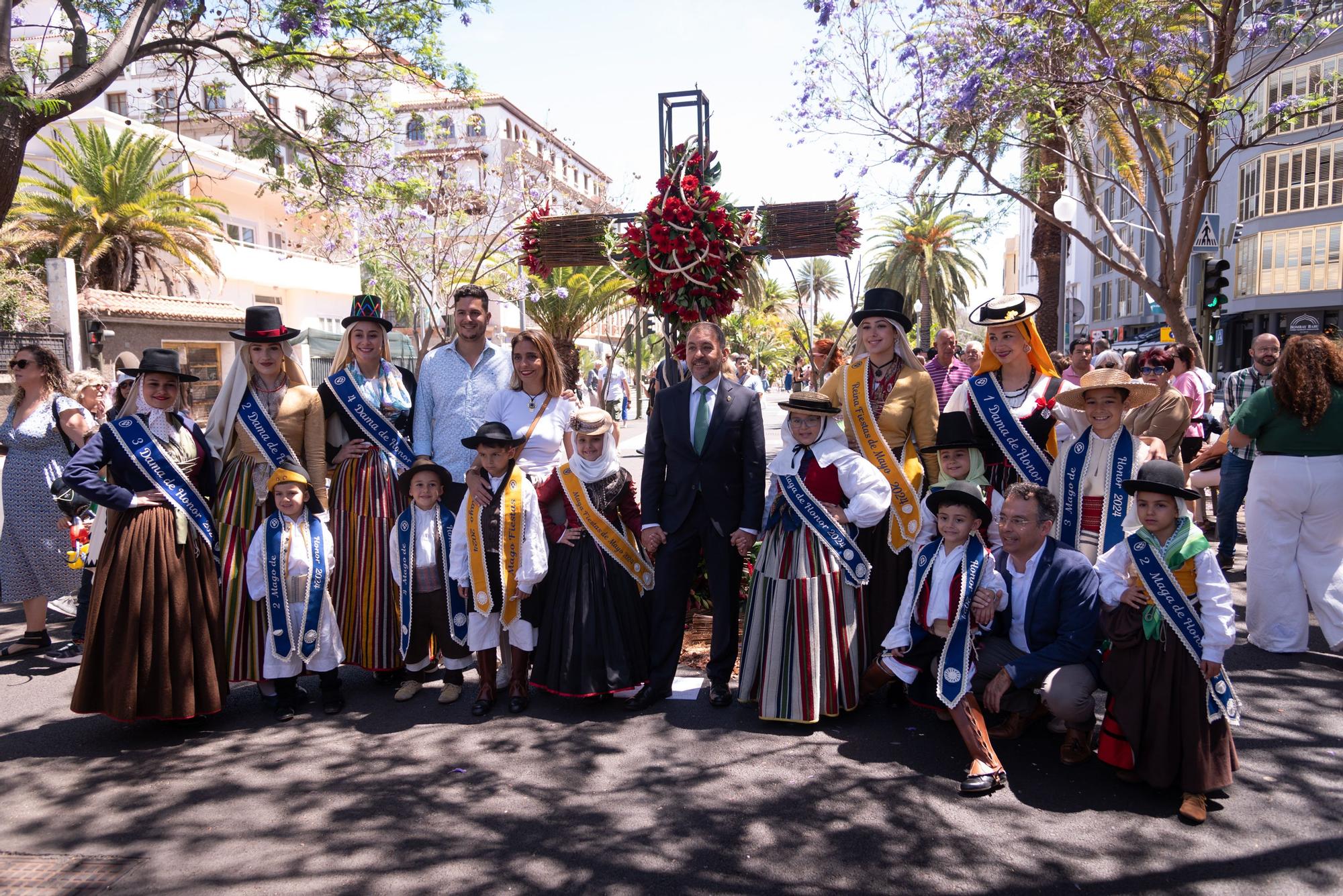 Exhibición de las doce cruces de empresas colaboras en la Fiestas de Mayo de Santa Cruz de Tenerife