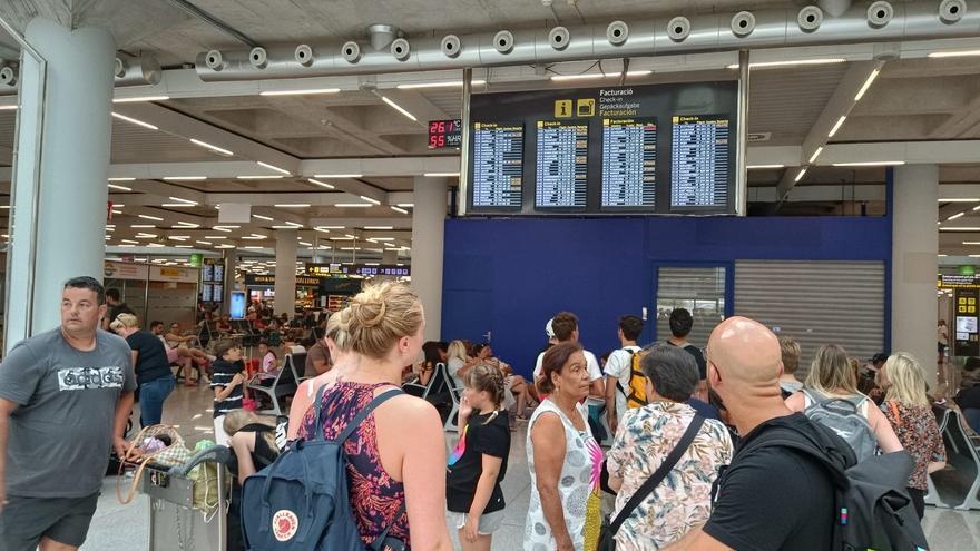 Caos en el aeropuerto de Palma al coincidir un apagón y un fallo que impidió facturar maletas