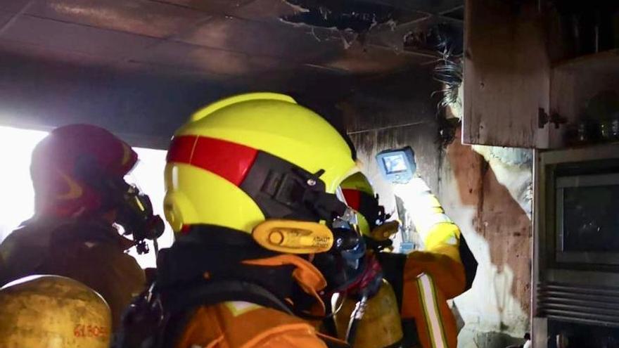 Un incendio en una casa de Hurchillo causa quemaduras leves a una mujer