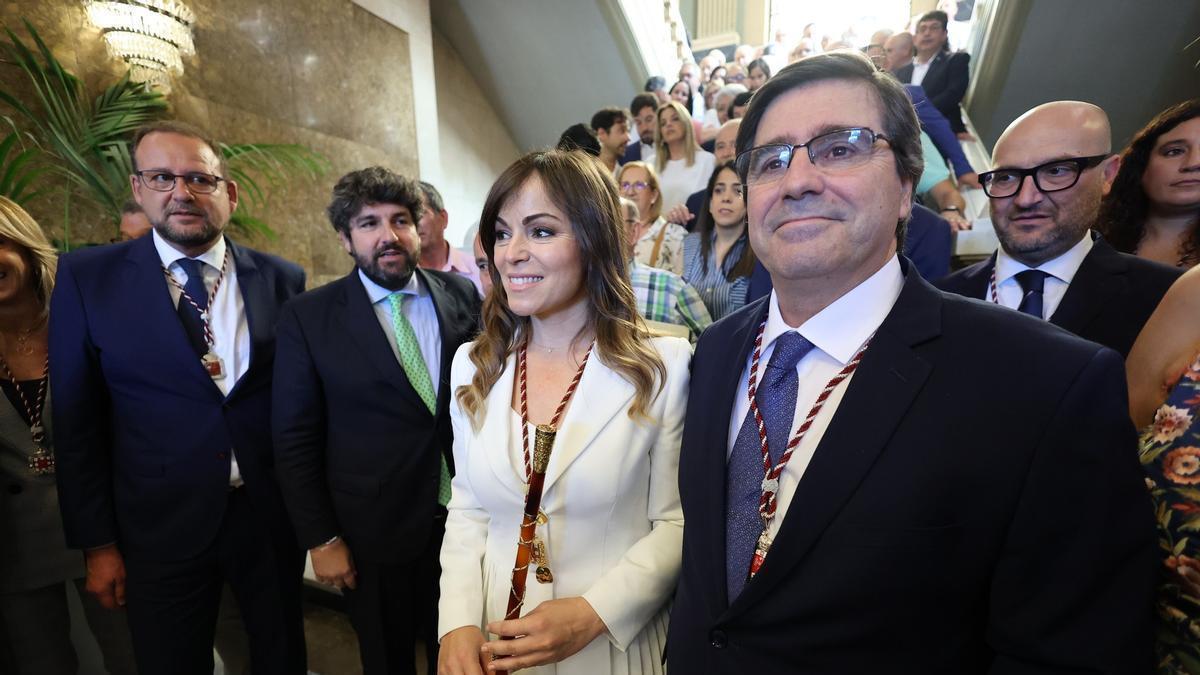 A la derecha, Pedro Luis Balibrea, nuevo concejal del Ayuntamiento de Murcia, junto a la alcaldesa, Rebeca Pérez.