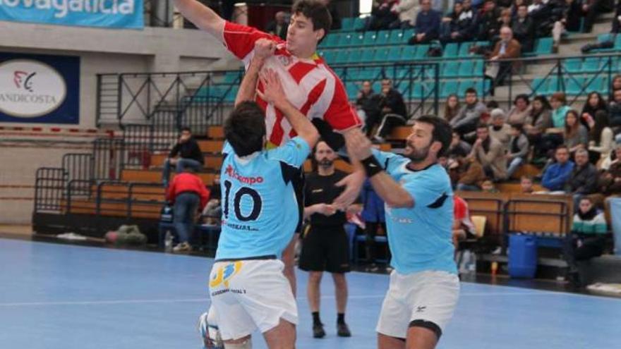 Eloy Krook pasa el balón en el partido que jugó con el Luceros ante el Seis do Nadal. // Santos Álvarez