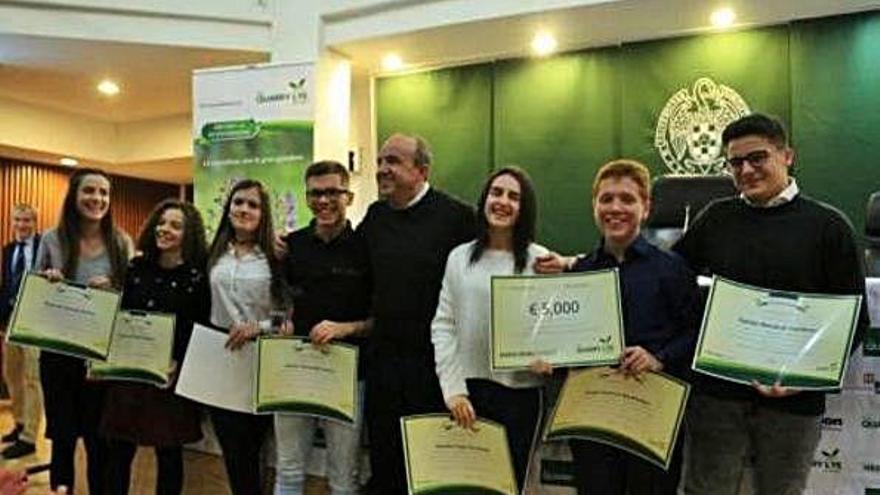 Alumnos del IES Poeta Claudio Rodríguez premiados por su proyecto de &quot;Cajas comunicantes&quot;.