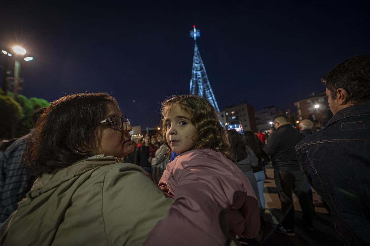 El superárbol de Navidad de Badalona. Badalona ha encendido ya las más de 82.000 luces píxel que componen su tan mediático ‘superárbol’ de Navidad.