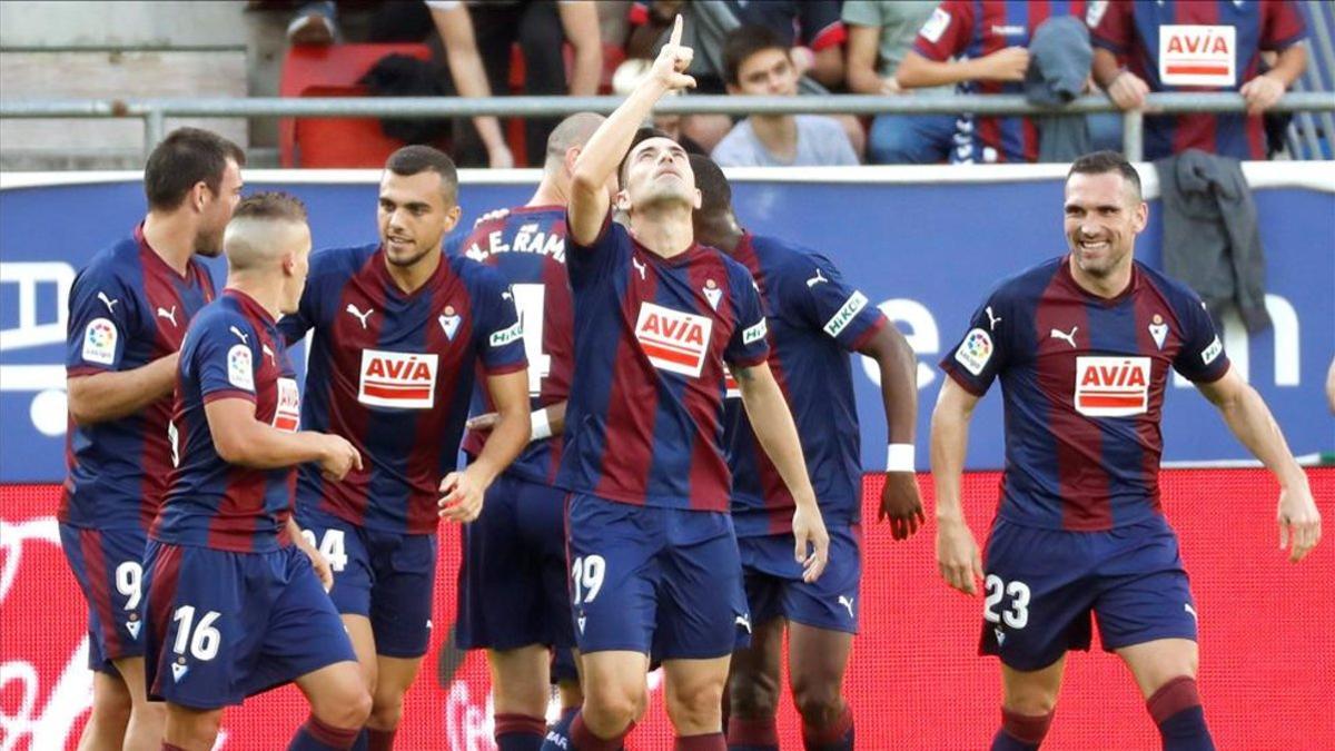 Los jugadores del Eibar hacen piña celebrando uno de sus últimos goles