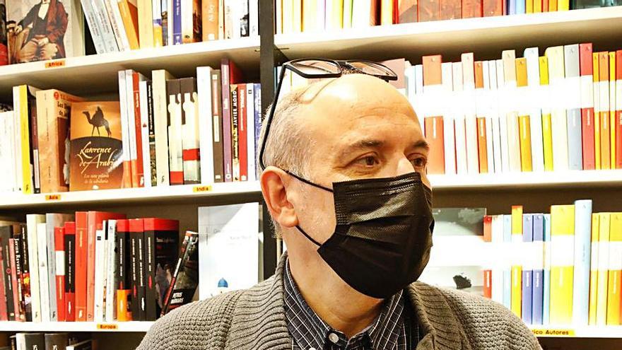 Alfredo Quirós Amieva, heredero de la librería Cervantes, charlando con los clientes. | Ángel González