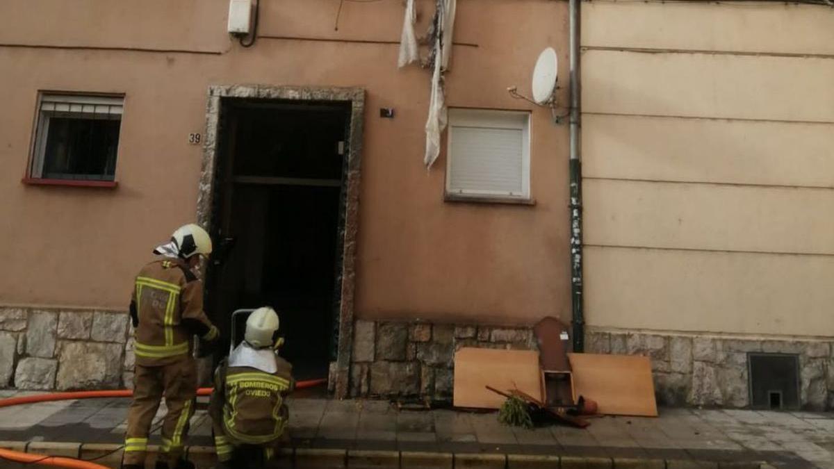 Detenido en Oviedo por provocar un incendio en su casa tras dar fuego a un  cojín "porque tenía frío" - La Nueva España