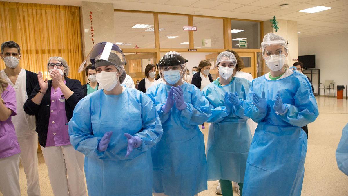 Aplausos de las enfermeras tras inyectar la primera vacuna del COVID en Zamora en los Tres Árboles