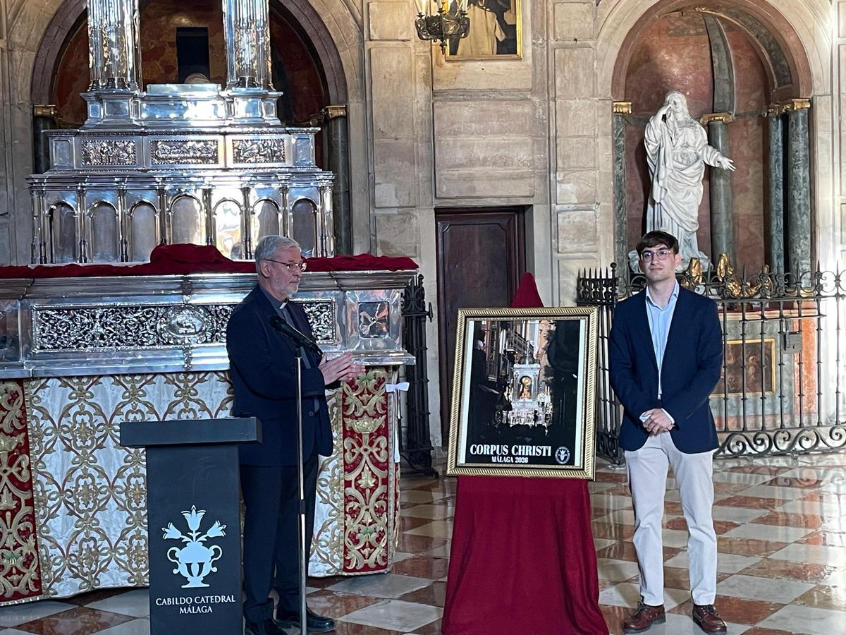 El autor del cartel, Daniel Astorga, junto al deán de la Catedral, D. José Ferrary