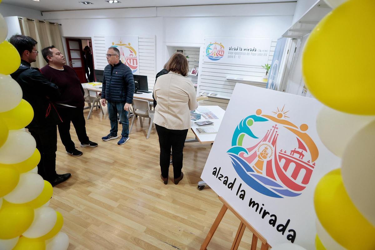 Pedro López, segundo por la izquierda, en el primer punto de información de la visita del papa a España.