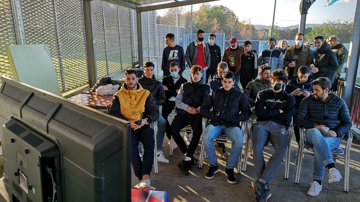 Los jugadores del Ceares, siguiendo el sorteo en La Cruz