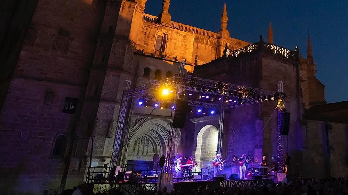 Concierto frente a la catedral, en un año anterior.