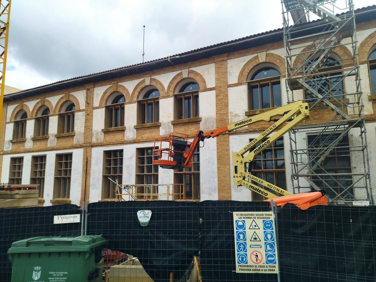 El edificio se está ahora rehabilitando. Mantiene la preciosa arquitectura de las escuelas de principios de siglo XX