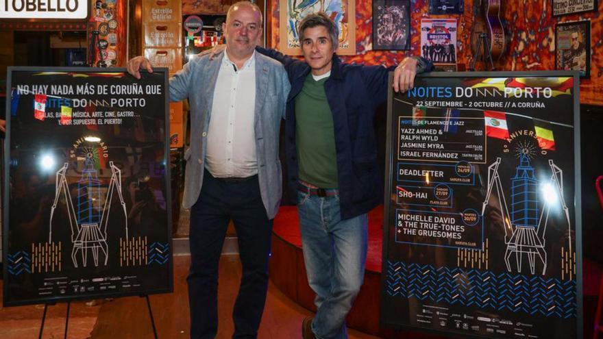 Gonzalo Castro y Héctor César posan con el cartel.