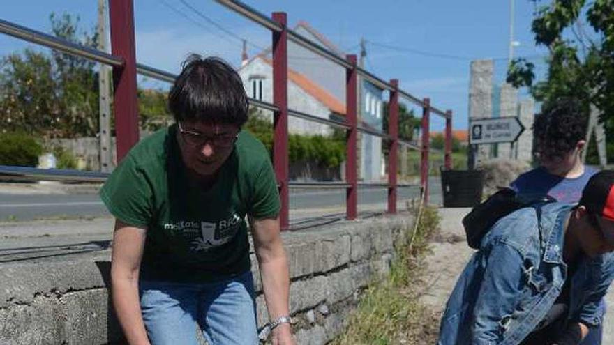 Noelia Valle participó ayer en la limpieza de O Esteiro. // Noé Parga