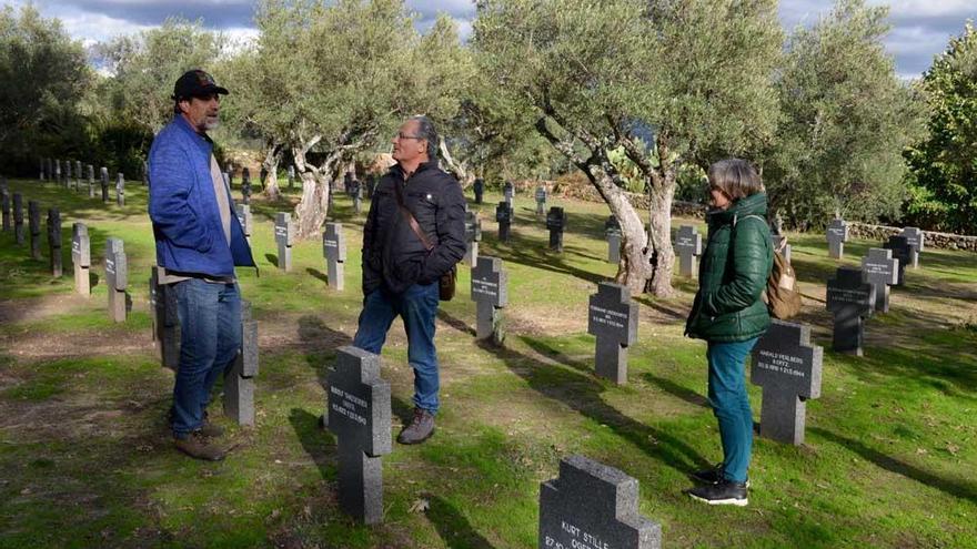 Isidoro, el extremeño que cuida del único cementerio militar alemán de España