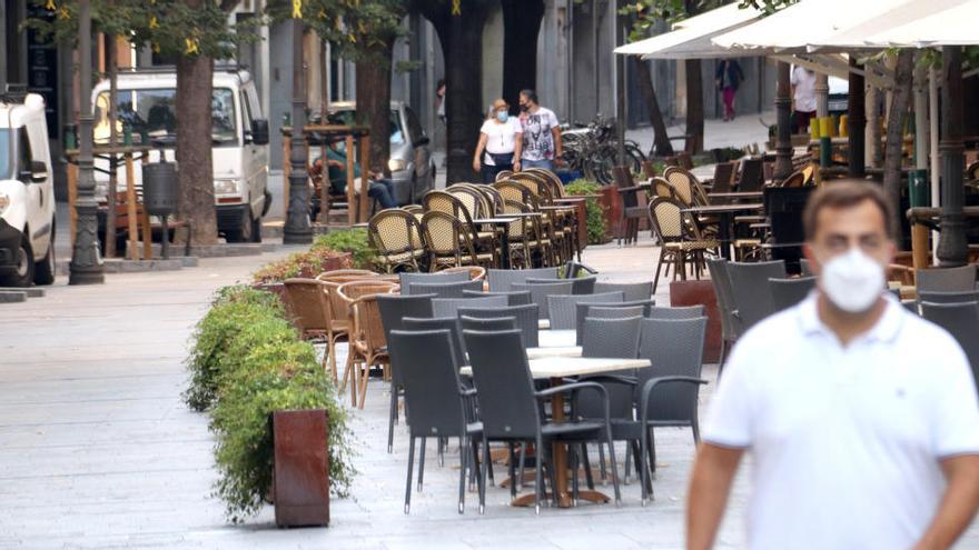 Diverses terrasses de la Rambla de Girona totalment buides aquest dimarts