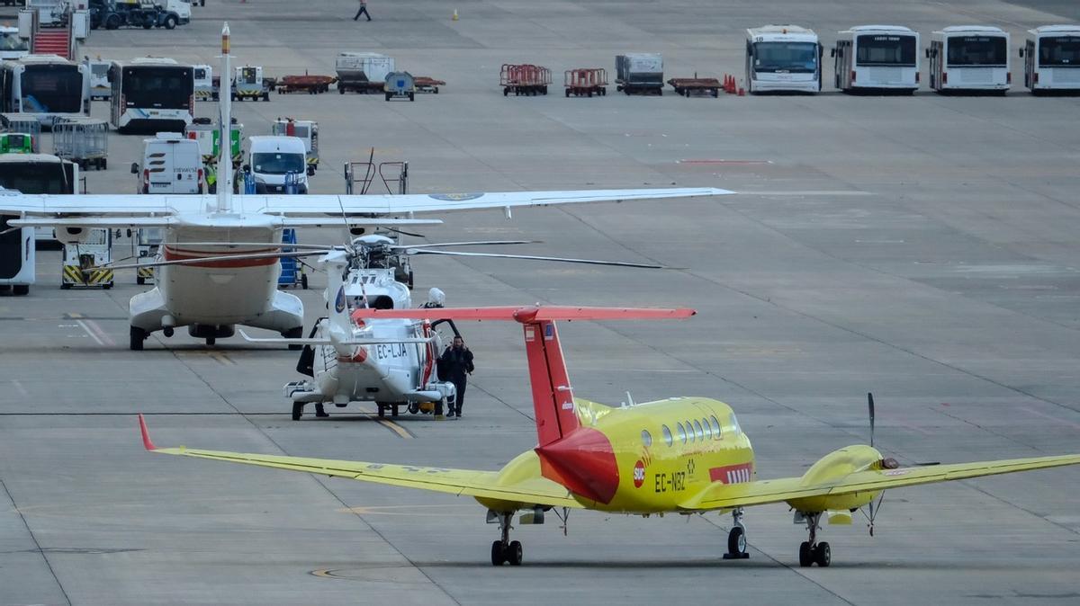 Las imágenes del avión medicalizado con dos infectados por hantavirus en la base aérea de Gando, en Gran Canaria