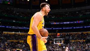 Luka Doncic tras anotar un triple en la prórroga en el partido contra los New York Knicks