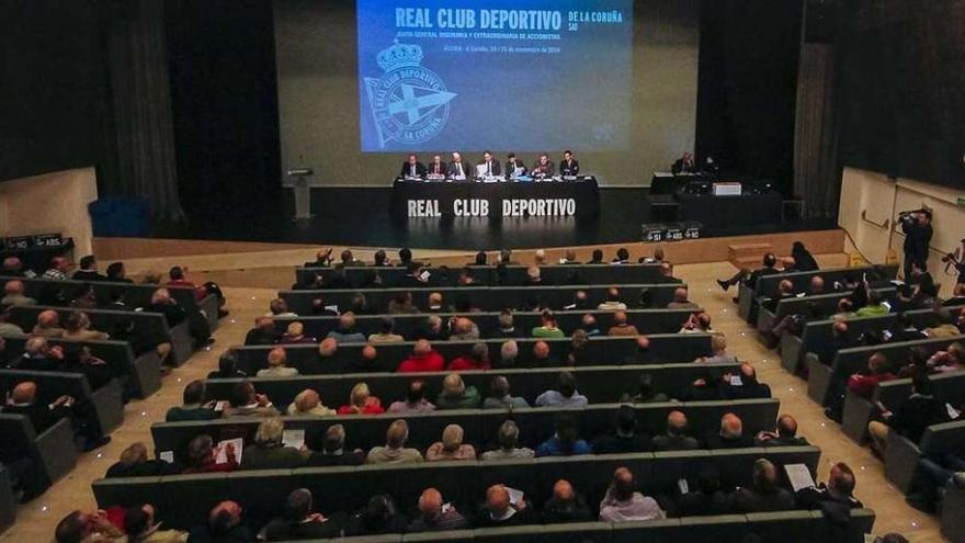 Asamblea de accionistas del Deportivo celebrada el pasado 25 de noviembre, en la que se aprobaron las cuentas del ejercicio 2013-14. la opinión