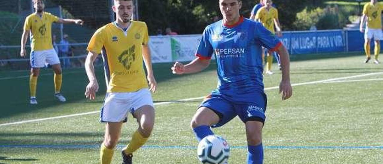 El jugador azulón Sebas acaba de golpear la pelota. // I.O.