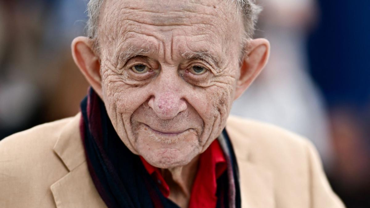 El director estadounidense Frederick Wiseman posa durante el 'photocall' de la película 'Ley y orden' en la edición 77  del Festival de Cannes, el 16 de mayo de 2024.