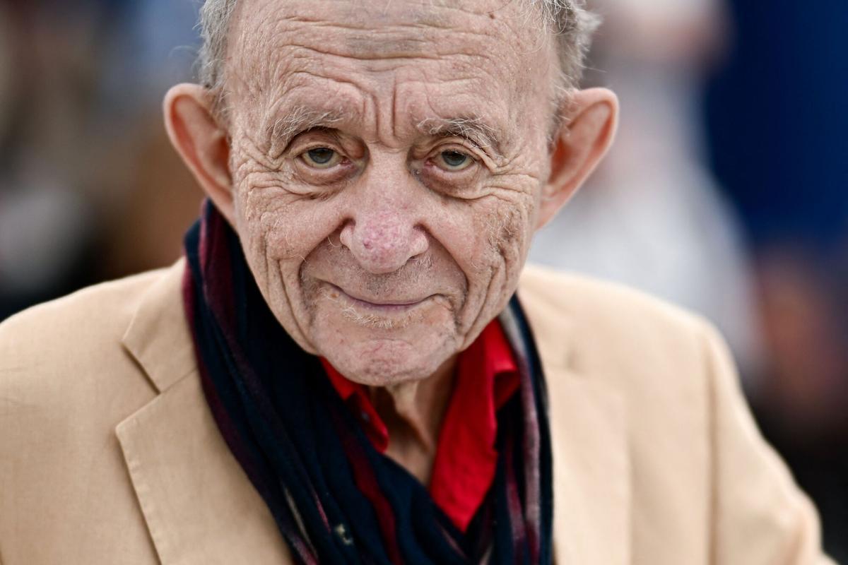 El director estadounidense Frederick Wiseman posa durante el 'photocall' de la película 'Ley y orden' en la edición 77 del Festival de Cannes, el 16 de mayo de 2024.