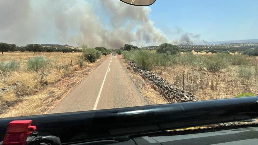 Última hora sobre el incendio forestal de Cabeza del Buey: 16 unidades y una decena de técnicos trabajan en la zona