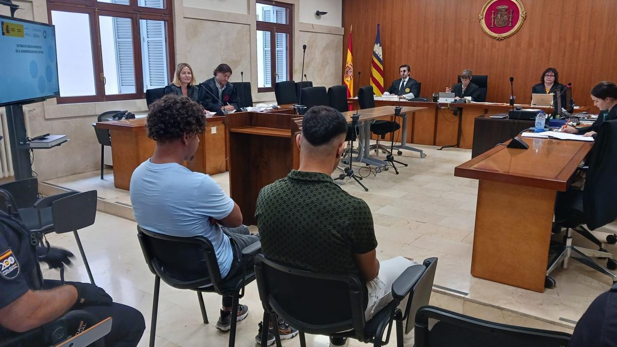Los dos acusados, hoy durante el juicio en la Audiencia de Palma.