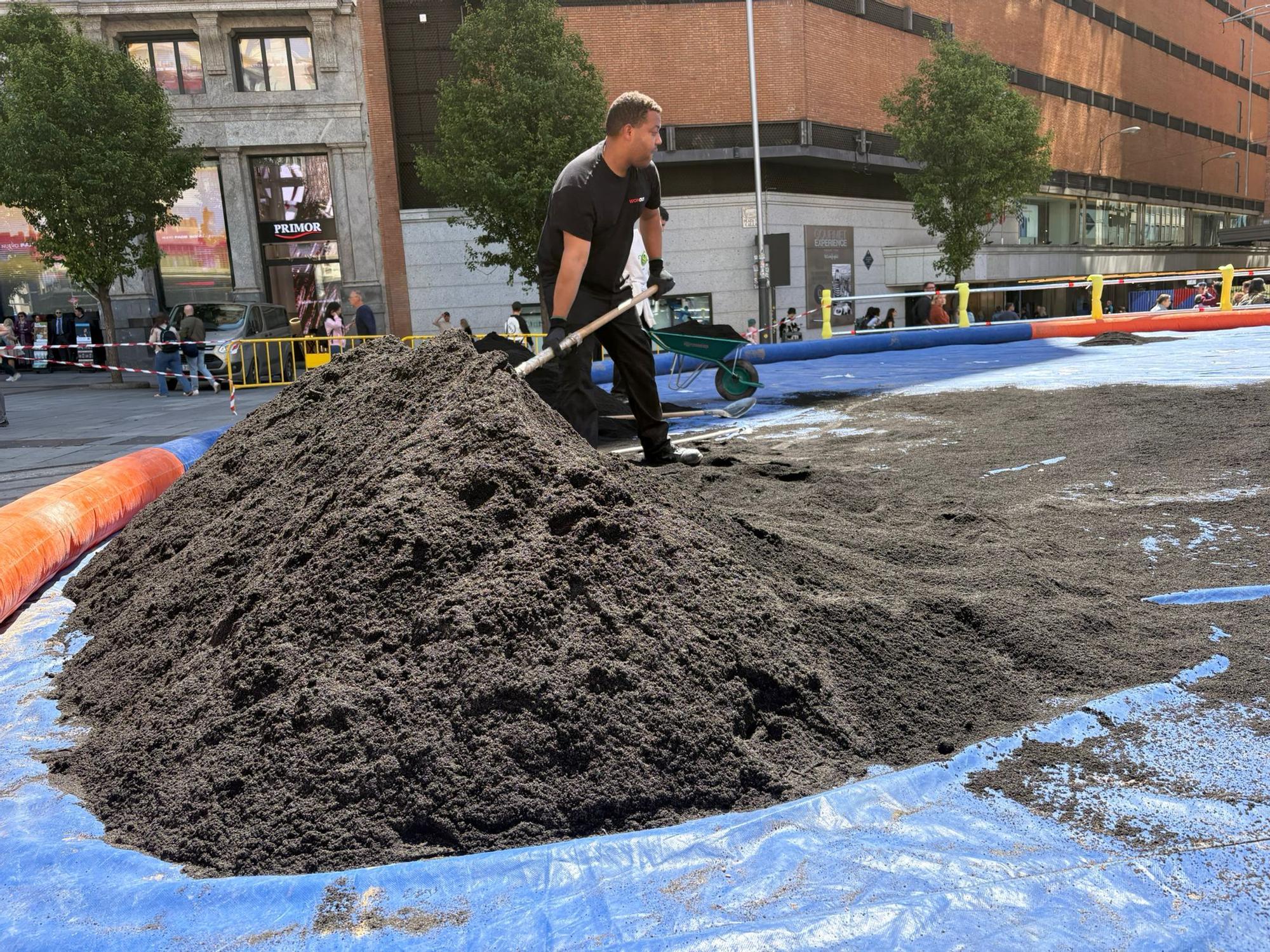 Comienzan a poner la arena volcánica de La Palma en Callao para la lucha canaria