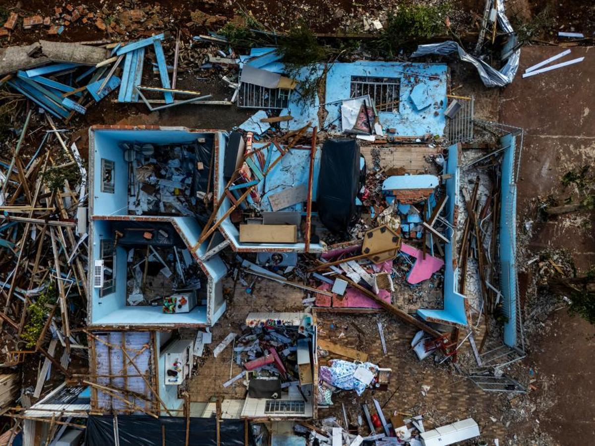 Declaran calamidad pública tras un tornado que dejó seis muertos y 750 heridos en Brasil.