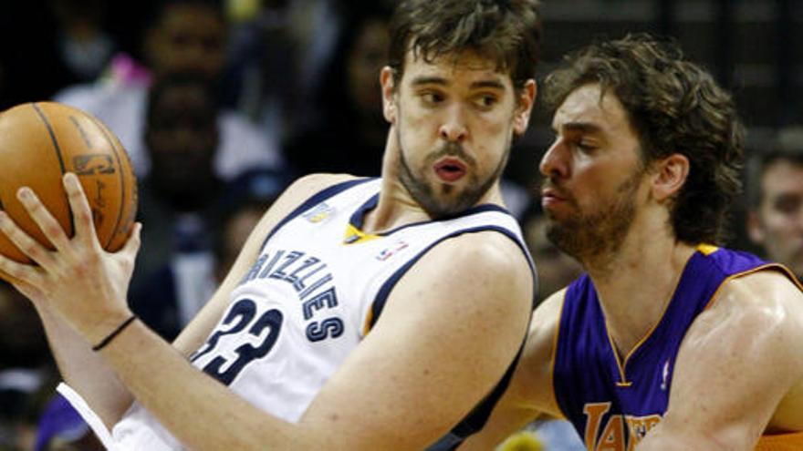 Marc y Pau Gasol durante el partido.