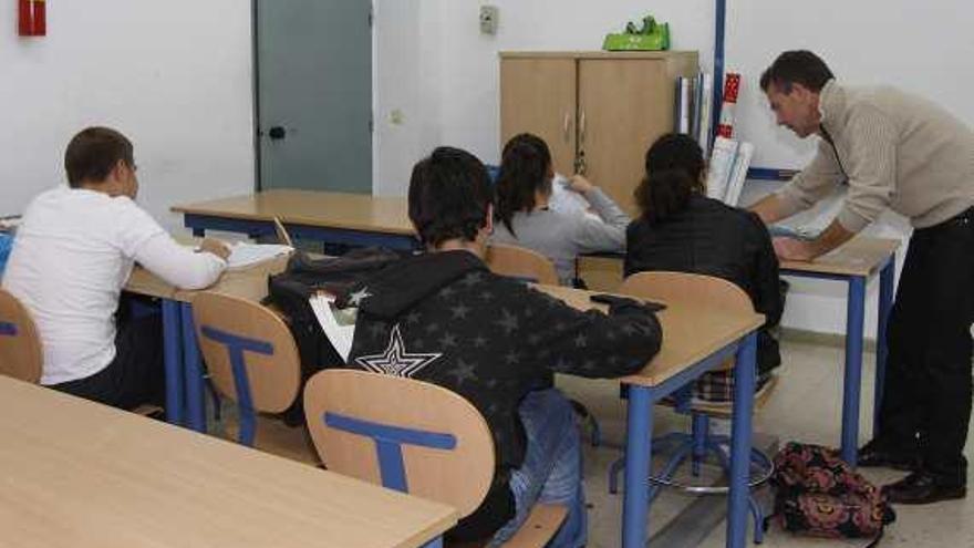 Un profesor de l IES Mare Nostrm da clases de refuerzo.